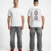 Wit unisex t-shirt met 'Eat Rave Dance Sleep' typografie opdruk van PEP SCHEP – herhalende tekst print in kader op de rug