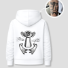 Witte unisex hoodie met surrealistisch oog-wezen opdruk van PEP SCHEP – grote zwarte rugprint met mystieke illustratie van figuur met oog, handen en muzieknoten