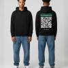 Man in zwarte hoodie voor- en achterkant met groene QR-code en eigen tekst print op de rug
