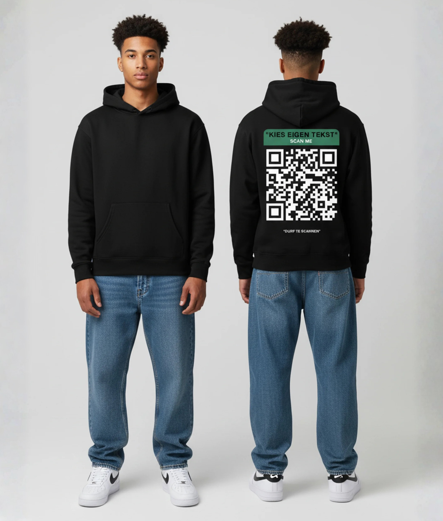 Man in zwarte hoodie voor- en achterkant met groene QR-code en eigen tekst print op de rug