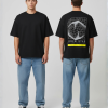 Zwart T-shirt met witte globe illustratie, EIGEN STAD tekst en gele THE CITY IS OURS banner op de rug