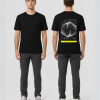 Zwart T-shirt met EIGEN STAD tekst, witte handen die een globe vasthouden op grid achtergrond en THE CITY IS OURS tekst op gele banner op de rug