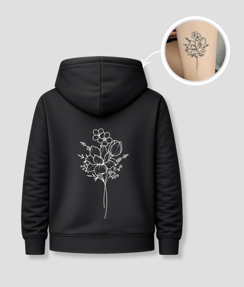 Zwarte unisex hoodie met gepersonaliseerde tattoo opdruk van PEP SCHEP – rugprint met witte bloemen boeket illustratie, eigen tattoo te uploaden als print