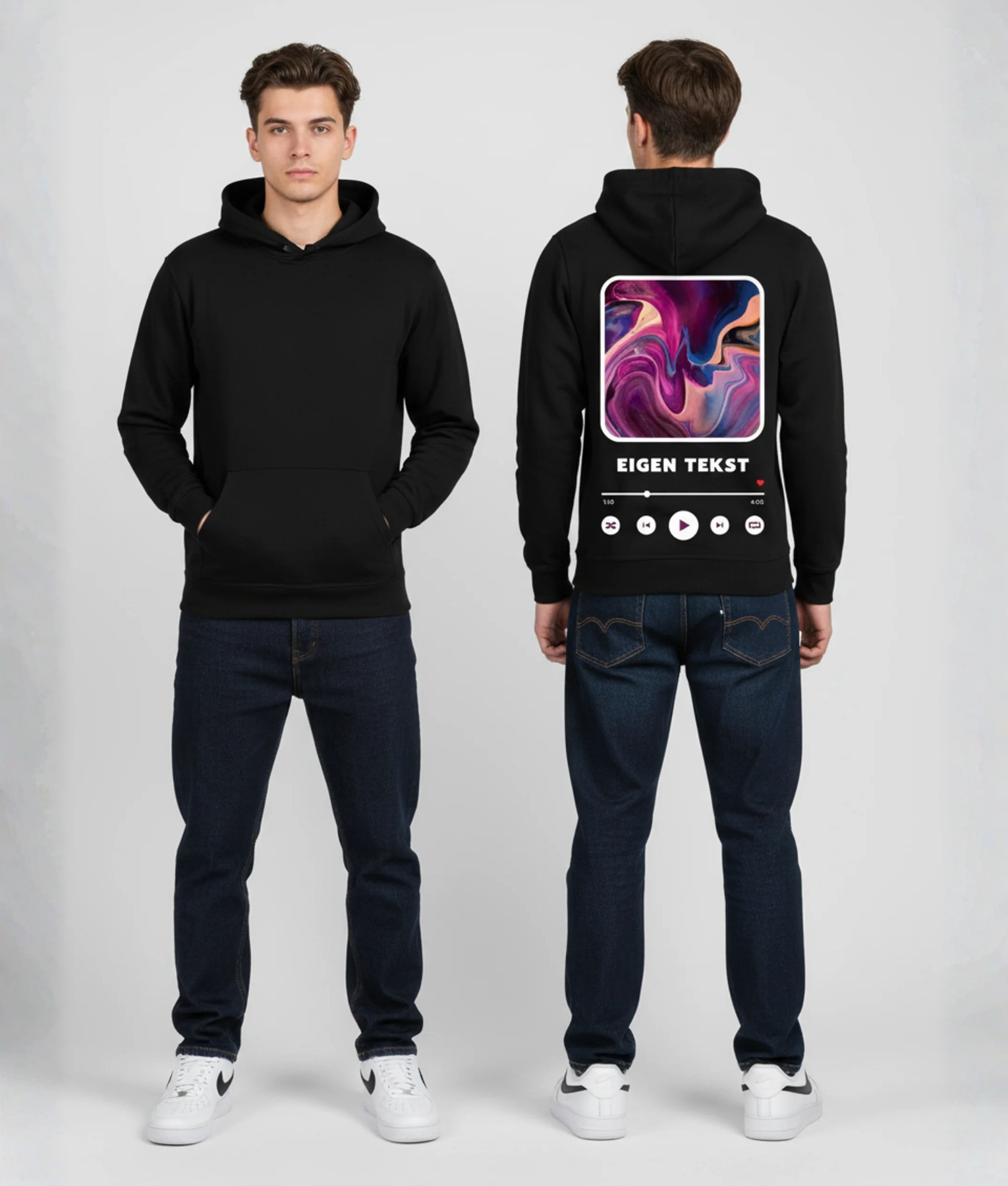 Man in zwarte hoodie voor- en achterkant met kleurrijke abstracte print en eigen tekst op de rug