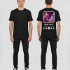 Zwart T-shirt met muziekspeler interface print, paarse abstracte albumhoes, EIGEN TEKST songtitel, voortgangsbalk en muziekbedieningsknoppen op de rug
