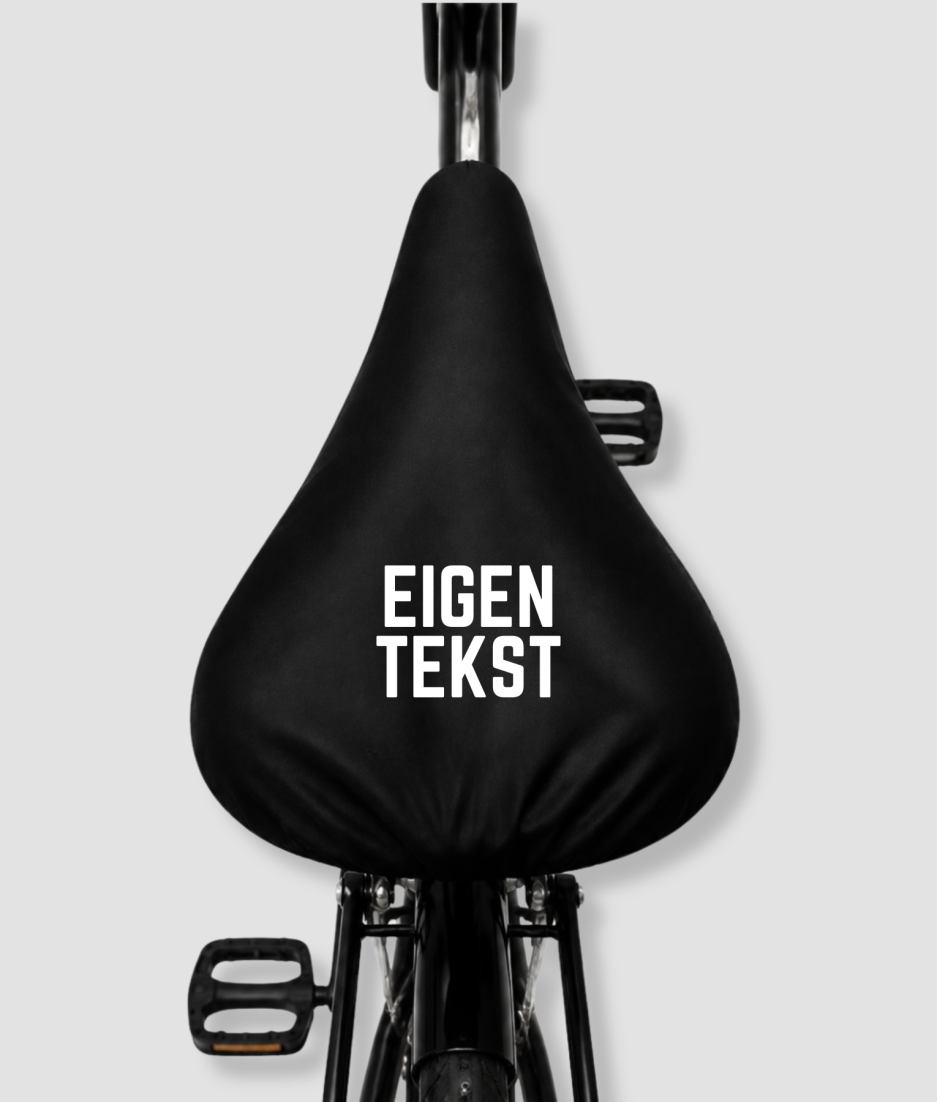 Zwarte fietszadelhoes met eigen tekst opdruk gepersonaliseerde zadelhoes met zelf te kiezen tekst cadeau voor fietsers