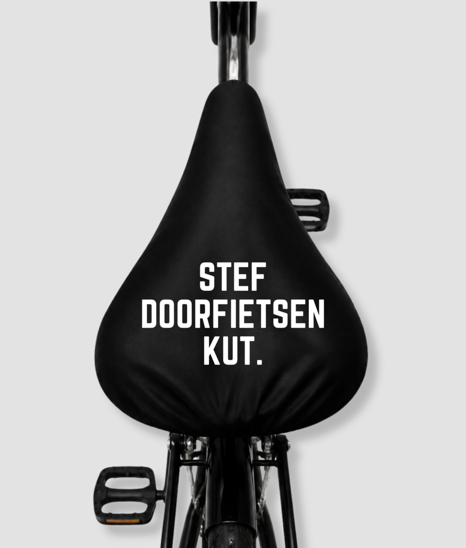 Zwarte fietszadelhoes met grappige eigen tekst voorbeeld gepersonaliseerde zadelhoes met zelf te kiezen tekst cadeau voor fietsers