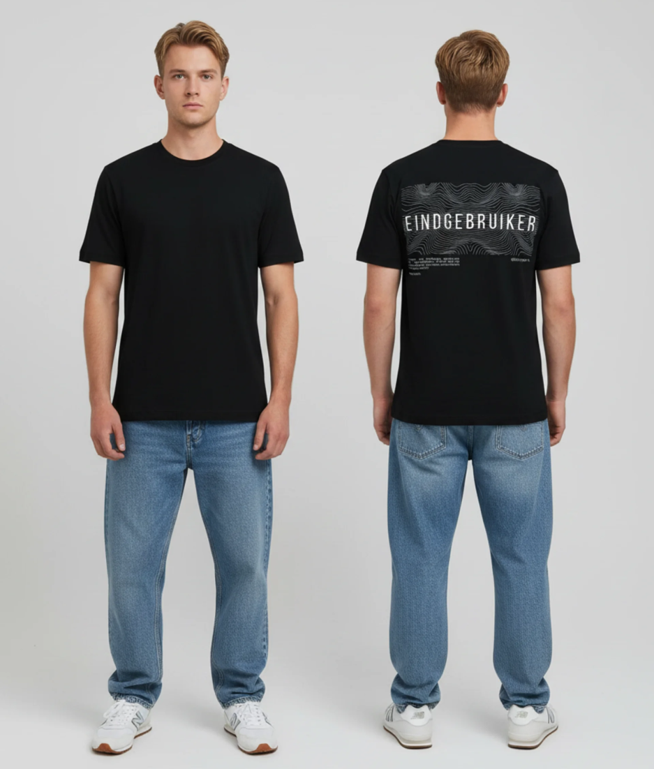 Zwart unisex T-shirt voor- en achteraanzicht gedragen door mannelijk model met EINDGEBRUIKER tekst print op de rug
