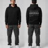 Man in zwarte hoodie voor- en achterkant met witte EINDGEBRUIKER tekst en golfpatroon print op de rug