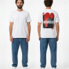 Wit T-shirt met FATHERLESS tekst en rode abstracte vormen op zwarte achtergrond in een kader op de rug