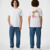 Wit T-shirt met supermarkt aanbieding print van spinazie feta broodjes met foto, 2 STUKS, 1,50 prijs en Spinazie Feta broodje tekst op de rug