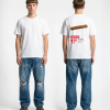 Wit unisex t-shirt met Frikandel opdruk van PEP SCHEP – grote rugprint met frikandel illustratie en supermarkt prijskaartje stijl design