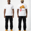 Wit unisex t-shirt met Frikandelbroodje opdruk van PEP SCHEP – grote rugprint met twee frikandelbroodjes illustratie en supermarkt prijskaartje design