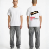 Wit unisex t-shirt met Frikandelspeciaal opdruk van PEP SCHEP – grote rugprint met frikandelspeciaal in bakje en supermarkt prijskaartje stijl design