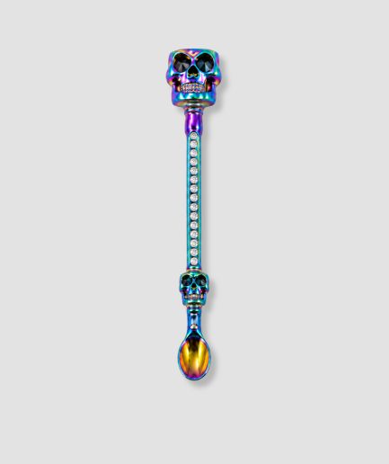 Metallic holografisch gekleurde doodskop mini schep cocktailstirrer met twee schedel figuren en kristallen steel grappig feest accessoire