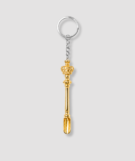 Gouden mini schep sleutelhanger met kroon figuur bovenop en zilveren sleutelring grappig feest accessoire cadeau
