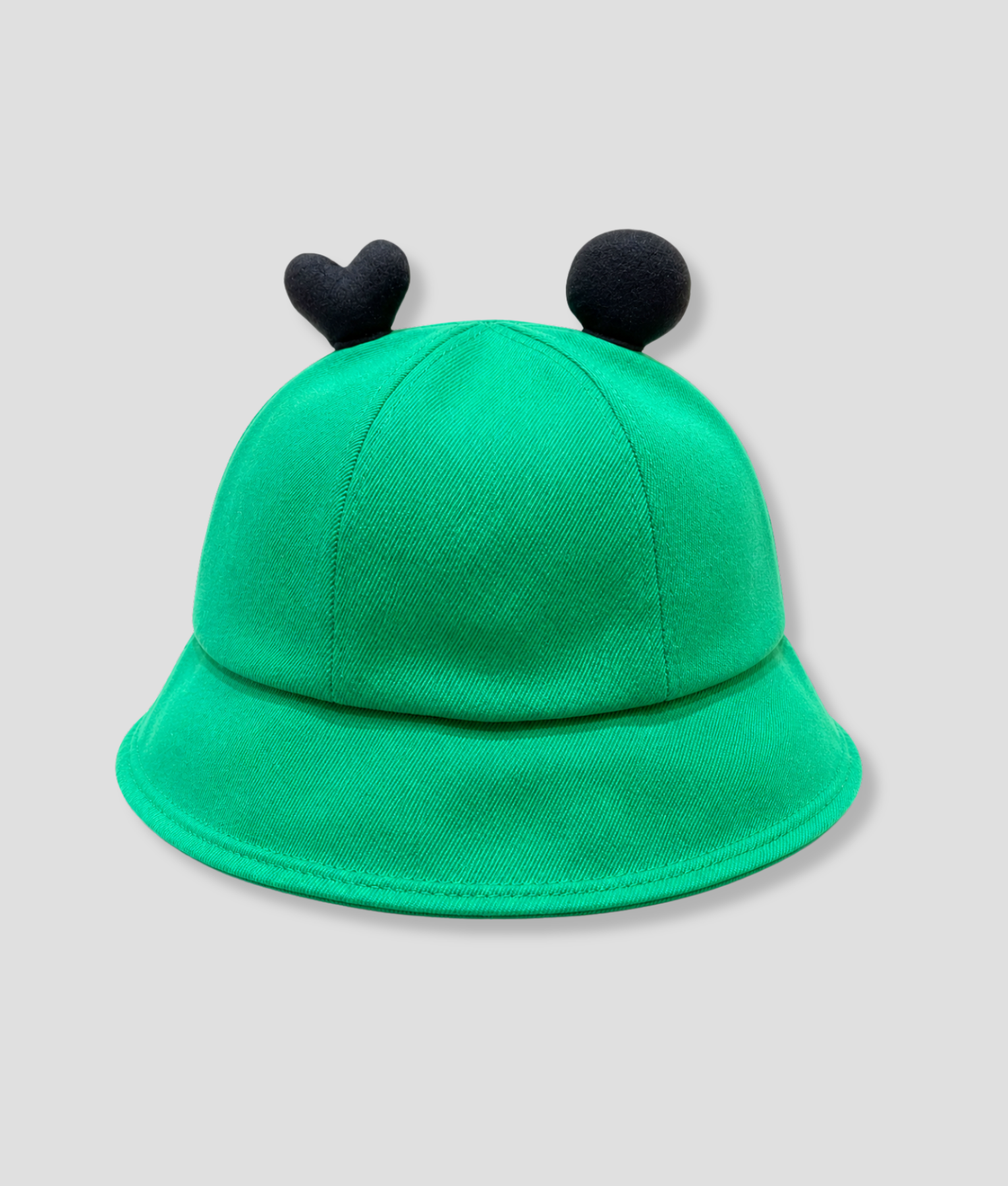 PEP SCHEP groene bucket hat met dier-oren decoratie – felgroene vissershoed met zwart hartje en bolletje als speelse details bovenop