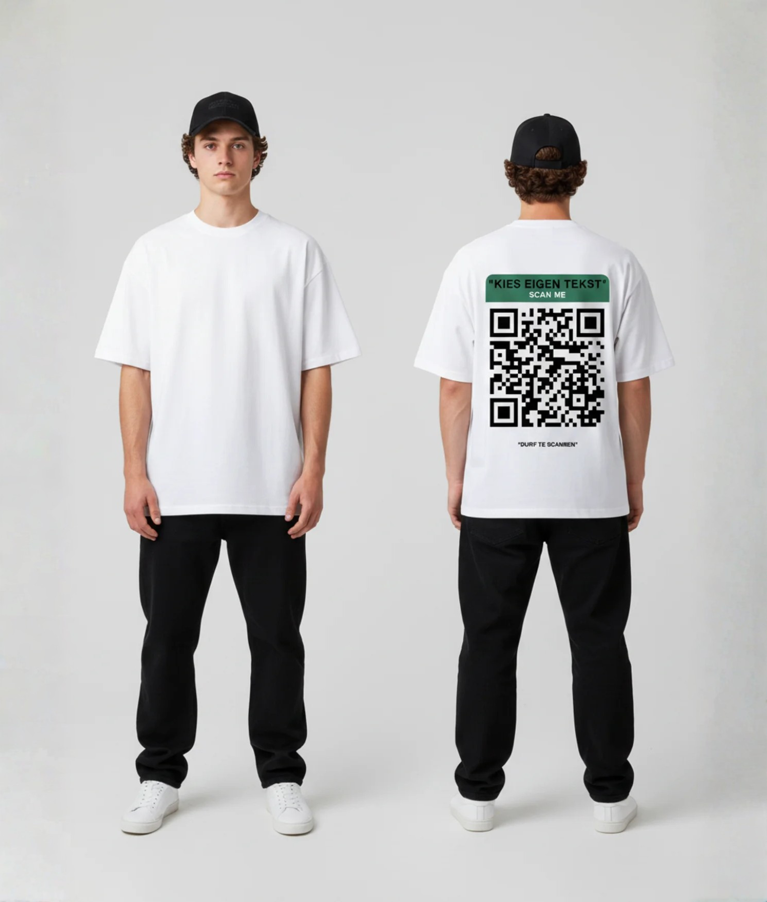 Wit T-shirt met groene eigen tekst banner, grote zwarte QR-code en DURF TE SCANNEN tekst op de rug