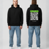 Man in zwarte hoodie voor- en achterkant met groene QR-code en eigen tekst print op de rug