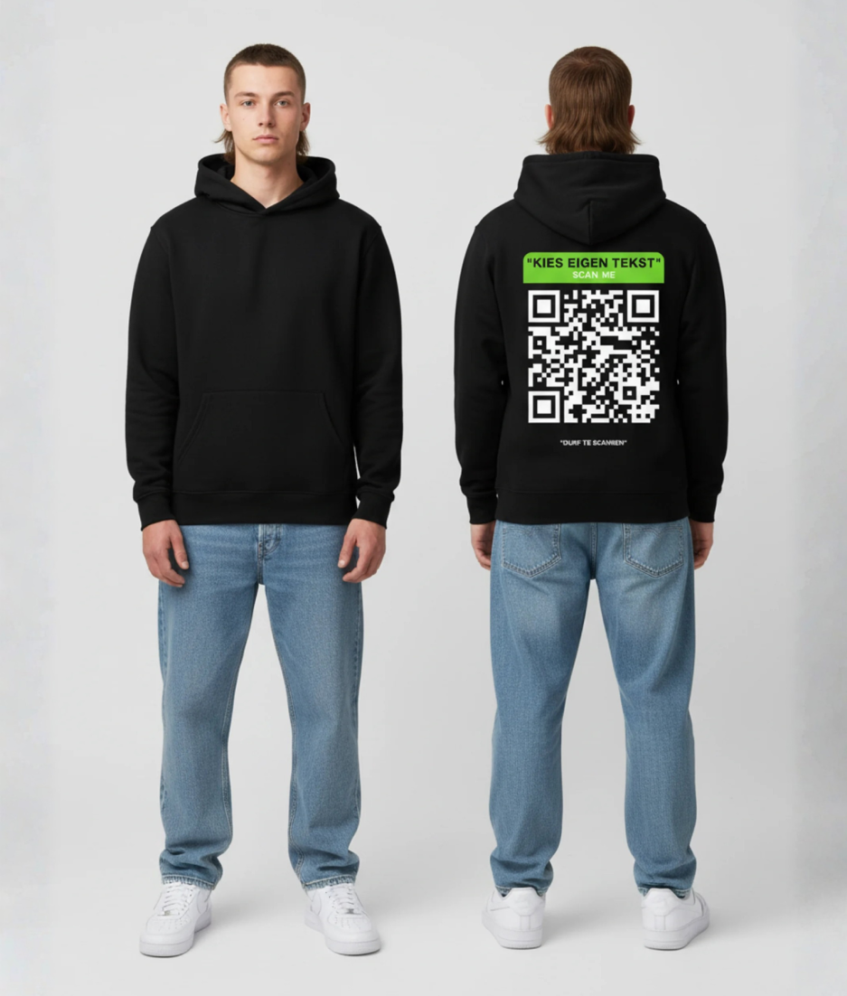 Man in zwarte hoodie voor- en achterkant met groene QR-code en eigen tekst print op de rug