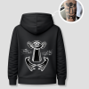 Zwarte unisex hoodie met surrealistisch oog-wezen opdruk van PEP SCHEP – grote witte rugprint met mystieke illustratie van figuur met oog, handen en muzieknoten