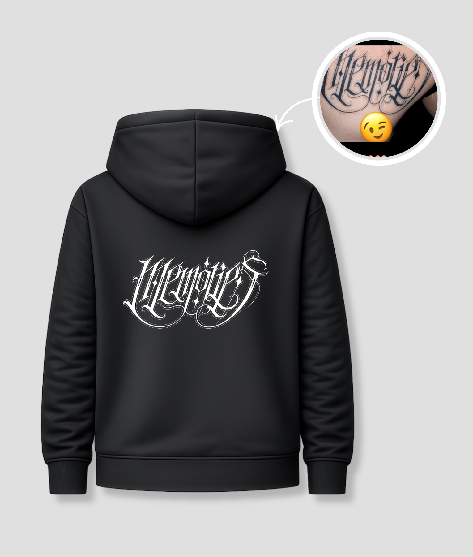 Zwarte unisex hoodie met 'Memories' gotische kalligrafie opdruk van PEP SCHEP – grote witte tattoo-stijl lettertekst rugprint