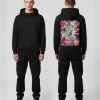 Zwarte hoodie met kleurrijke chaotische doodle illustratie in roze en groen op de rug