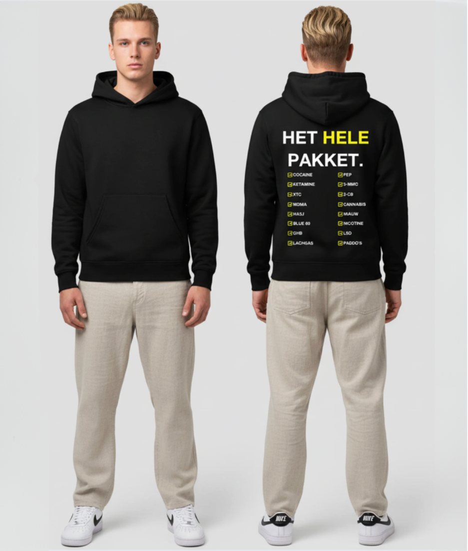 Zwarte hoodie met HET HELE PAKKET tekst in geel en witte checklist print op de rug