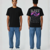 Zwart unisex T-shirt voor- en achteraanzicht gedragen door mannelijk model met ILLUSION print en psychedelische vlinder illustratie in paars en oranje op de rug