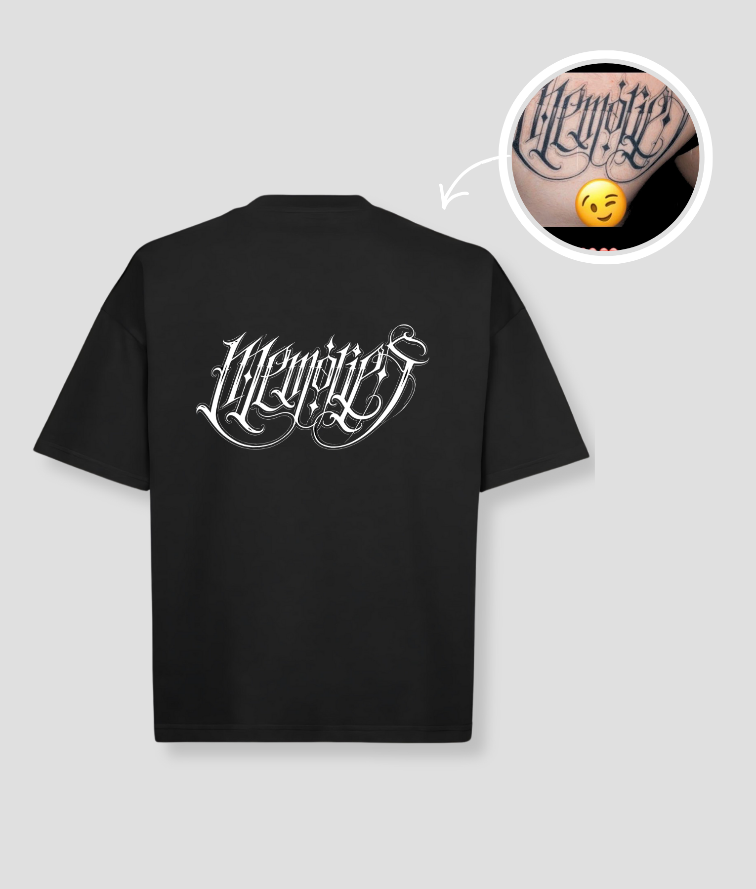 Zwart oversized unisex t-shirt met 'Memories' gotische kalligrafie opdruk van PEP SCHEP – witte tattoo-stijl lettertekst op de voorkant