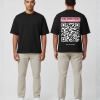 Zwart T-shirt met roze eigen tekst banner, grote witte QR-code en DURF TE SCANNEN tekst op de rug