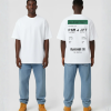 Wit T-shirt met groene boarding pass print en eigen tekst op de rug