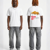 Wit unisex T-shirt voor- en achteraanzicht gedragen door mannelijk model met Kaasstengels 5 stuks supermarkt reclame print op de rug