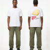 Wit unisex t-shirt met kaaswig opdruk van PEP SCHEP – grote rugprint met jong belegen kaas illustratie en supermarkt prijskaartje design