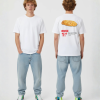 Wit T-shirt met supermarkt aanbieding print van kaas-uien broodje met foto, 2 STUKS, 1,39 prijs en Kaas uien broodje tekst op de rug