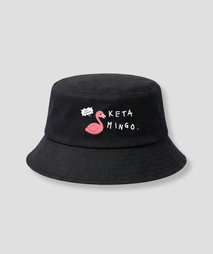 Zwarte bucket hat met roze flamingo print en witte tekst KETA MINGO
