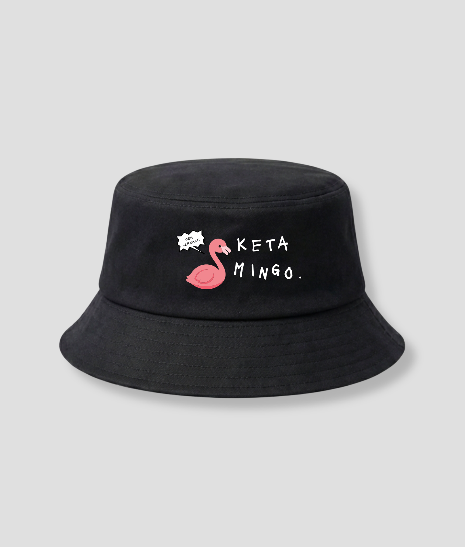 Zwarte bucket hat met roze flamingo print en witte tekst KETA MINGO