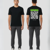 Zwart unisex T-shirt voor- en achteraanzicht gedragen door mannelijk model met groene Kies Eigen Tekst banner en grote zwart-witte QR-code personaliseerbaar op de rug