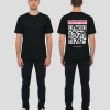Zwart unisex T-shirt voor- en achteraanzicht gedragen door mannelijk model met roze Kies Eigen Tekst banner en grote zwart-witte QR-code personaliseerbaar op de rug