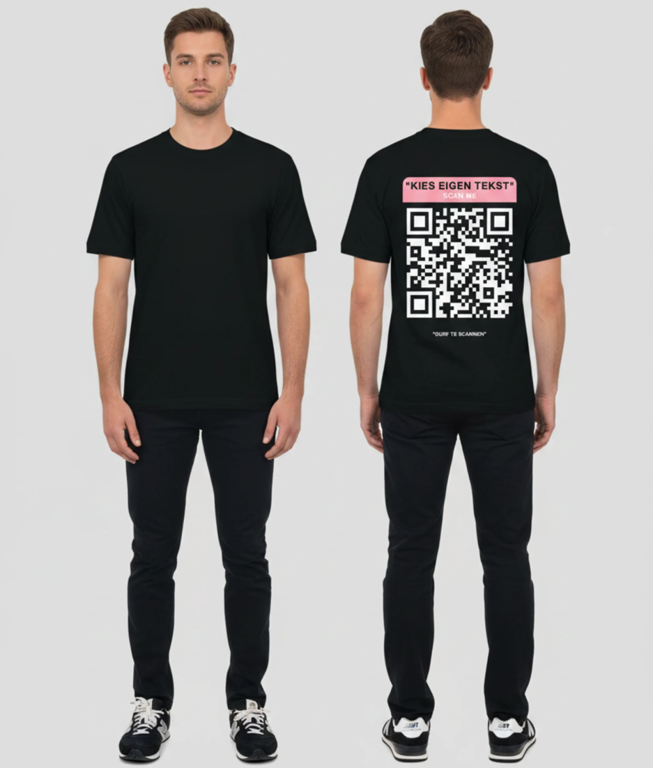 Zwart unisex T-shirt voor- en achteraanzicht gedragen door mannelijk model met roze Kies Eigen Tekst banner en grote zwart-witte QR-code personaliseerbaar op de rug