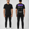 Paars unisex T-shirt voor- en achteraanzicht gedragen door mannelijk model met Kies Je Eigen Tekst boarding pass design personaliseerbaar op de rug
