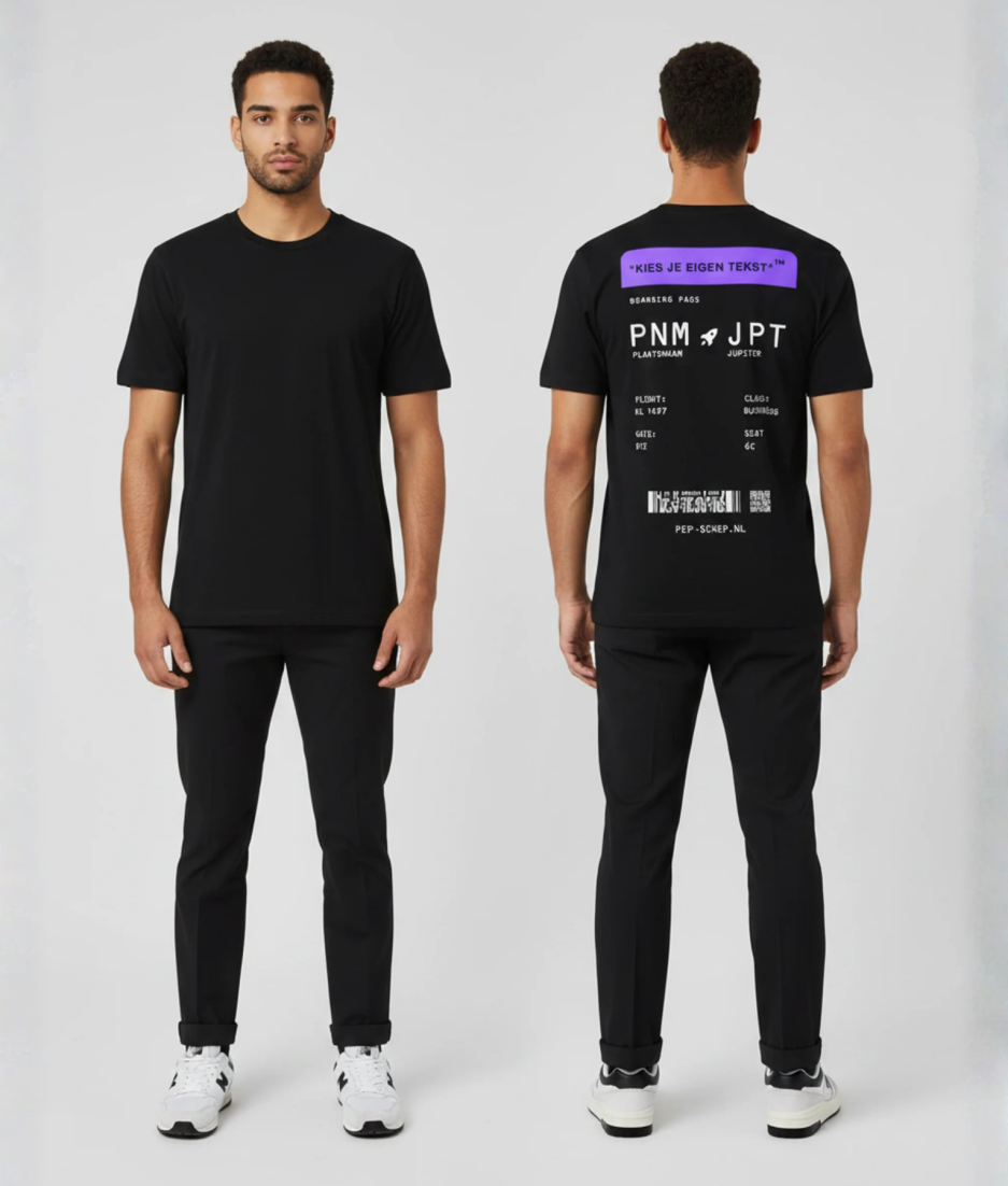Paars unisex T-shirt voor- en achteraanzicht gedragen door mannelijk model met Kies Je Eigen Tekst boarding pass design personaliseerbaar op de rug