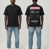 Zwart T-shirt met roze eigen tekst banner en boarding pass print met PNM naar JPT vluchtdetails op de rug