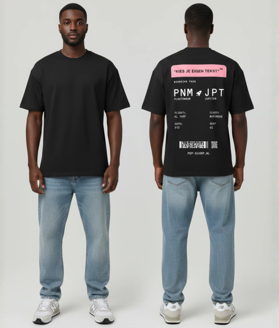 Zwart T-shirt met roze eigen tekst banner en boarding pass print met PNM naar JPT vluchtdetails op de rug