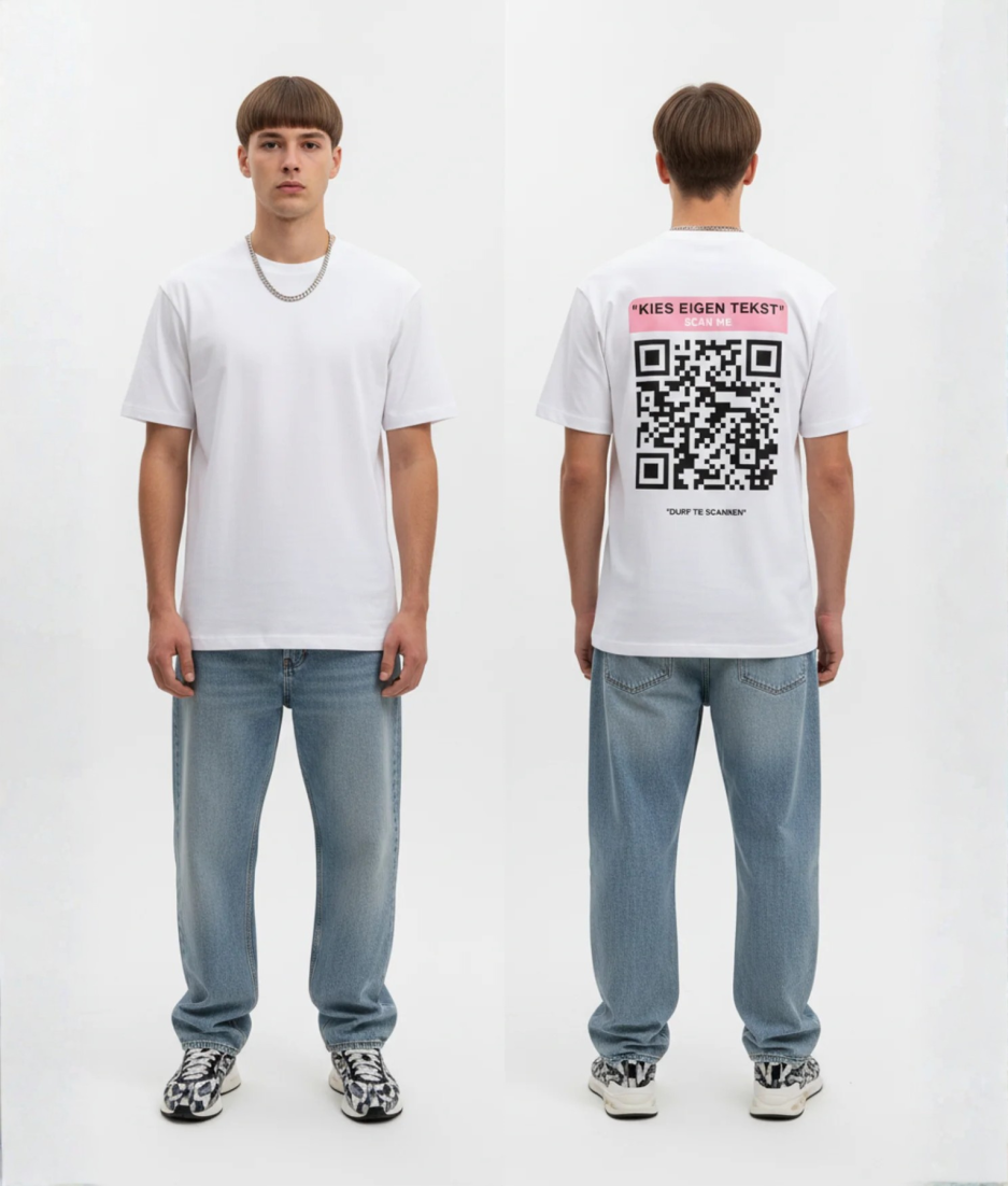 Wit T-shirt met roze eigen tekst banner, grote zwart-witte QR-code en DURF TE SCANNEN tekst op de rug