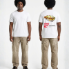 Wit unisex t-shirt met Kip Kapsalon opdruk van PEP SCHEP – grote rugprint met kapsalon maaltijd illustratie en supermarkt prijskaartje design