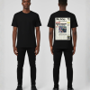 Zwart unisex T-shirt voor- en achteraanzicht gedragen door mannelijk model met krant nieuwsprint design op de rug