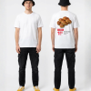 Wit unisex T-shirt voor- en achteraanzicht gedragen door mannelijk model met Krenten bollen 8 stuks supermarkt reclame print op de rug