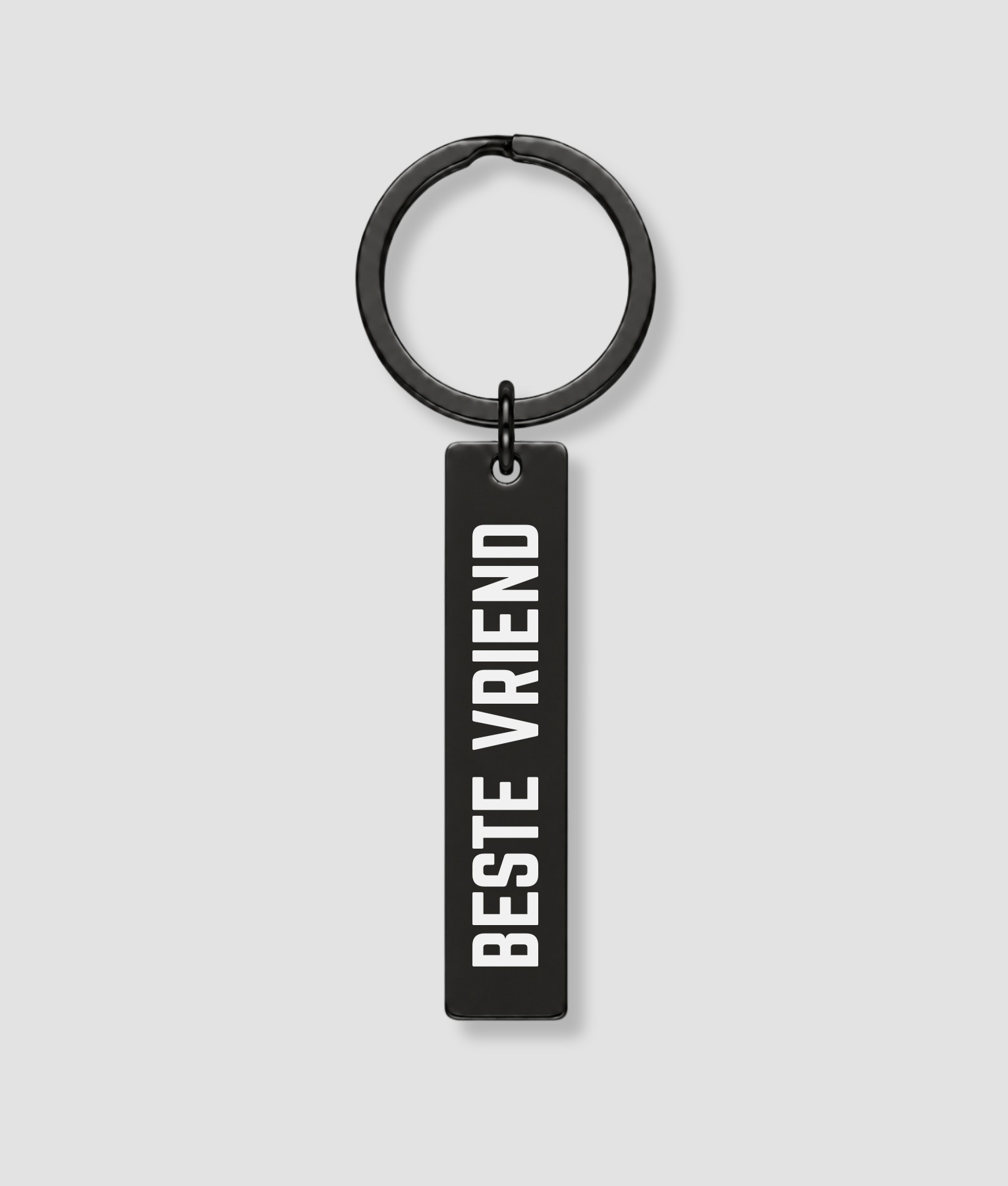 Zwarte metalen sleutelhanger met witte tekst BESTE VRIEND