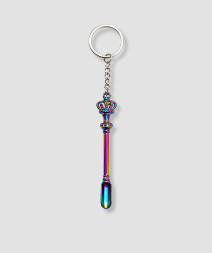 Metallic regenboog gekleurde mini schep sleutelhanger met kroon figuur bovenop en holografische kleurrijke steel grappig feest accessoire cadeau